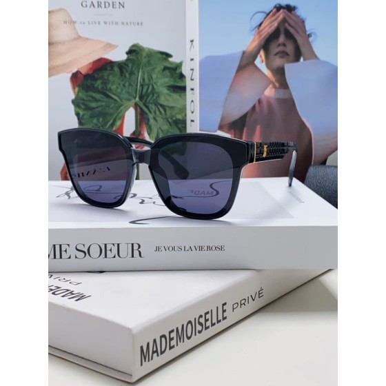 Burberry Black Square Sunglasses with Textured Temples